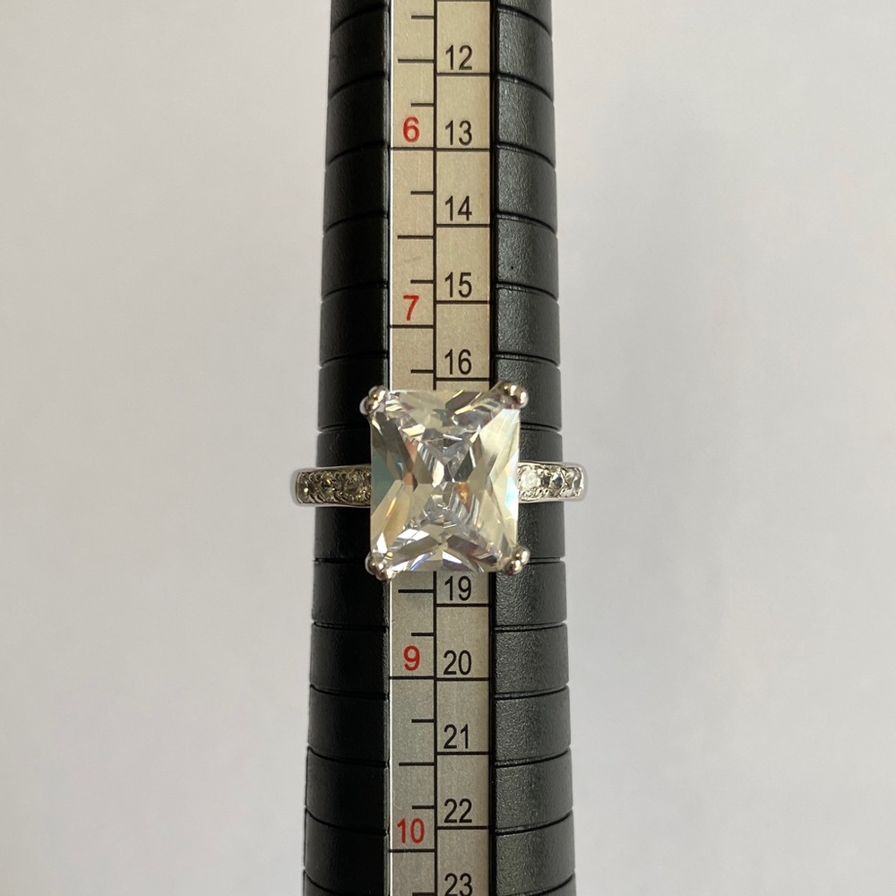 Stunning Sterling Silver CZ Ring [Size 8] - Picture 2 of 7
